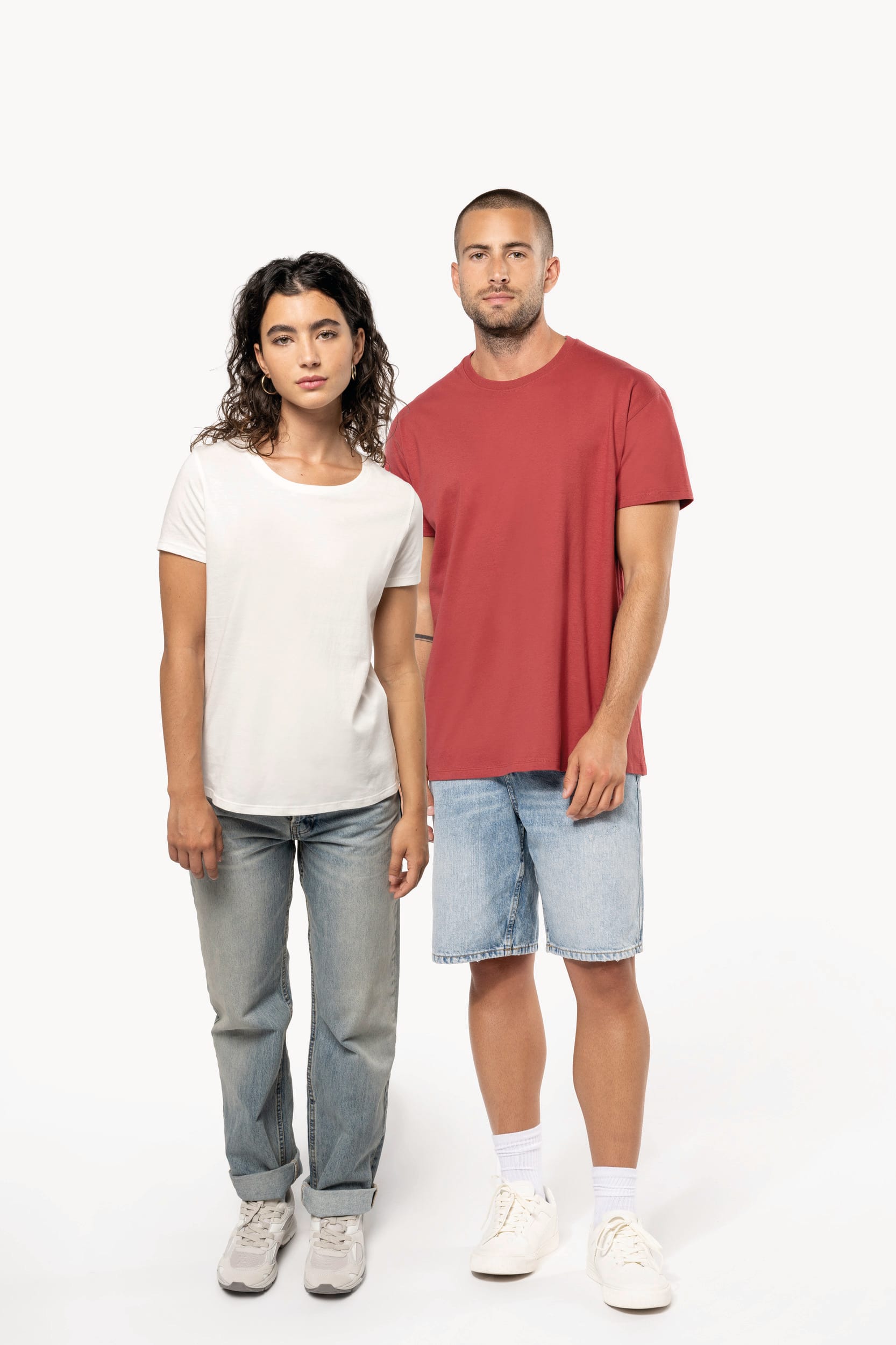 Junges Paar in Unisex T-Shirts Bio190 IC von Kariban